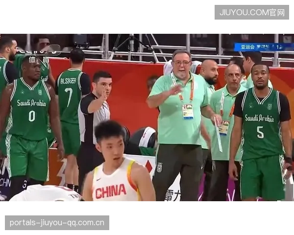 CBA新星怒砸篮球！情绪失控引发现场热议，队友力挽狂澜力挽狂澜